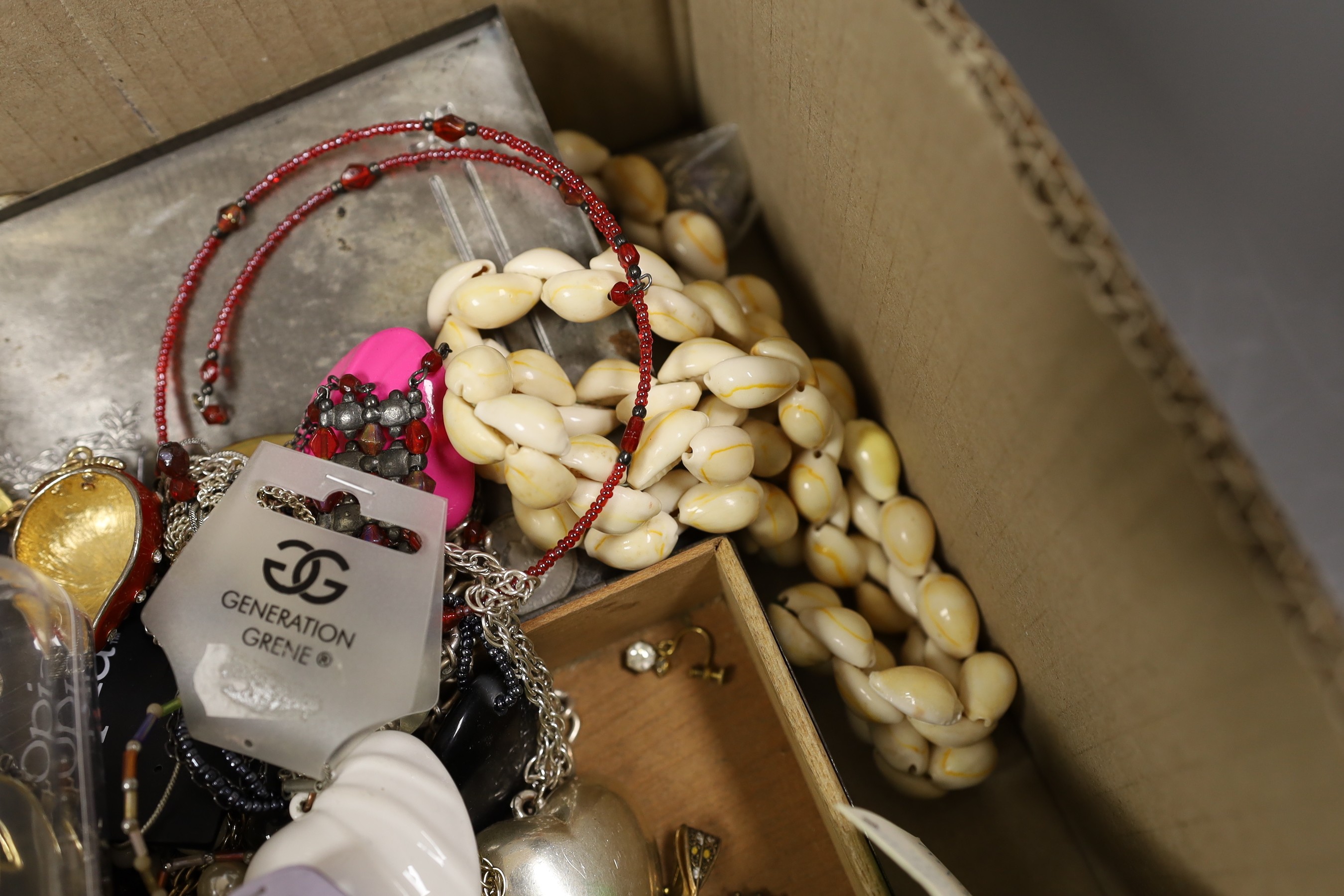 A quantity of assorted costume jewellery.